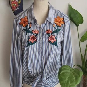 Chemise rayée à fleurs brodées / boutique vintage