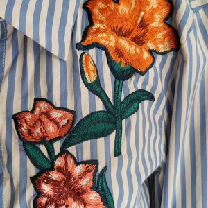Chemise rayée à fleurs brodées