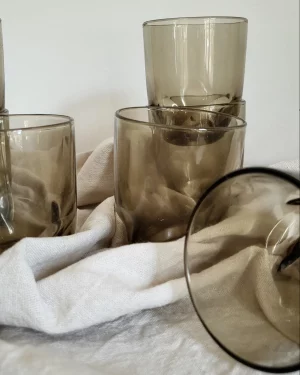 verres à eau en verre fumé