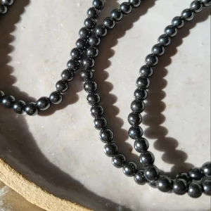 Ensemble collier et bracelet en perles grises