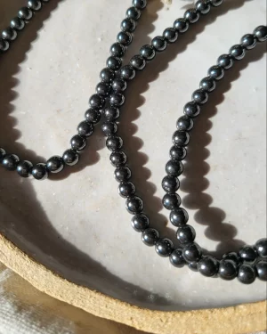 collier et bracelet en perles grises