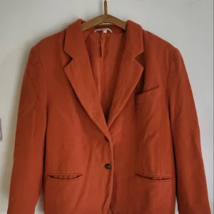 Manteau orange en laine