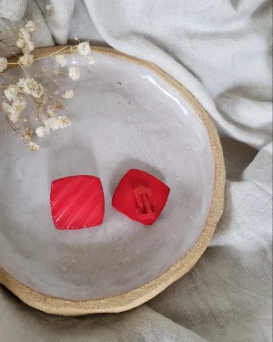 paire de boucles d'oreilles rouges à clip en plastique