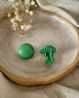 paire vintage de boucles d'oreilles à clip vertes en plastique