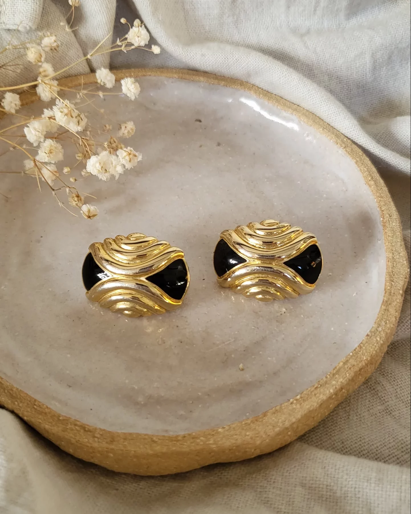 paire vintage de boucles d'oreilles à clip dorées et noires