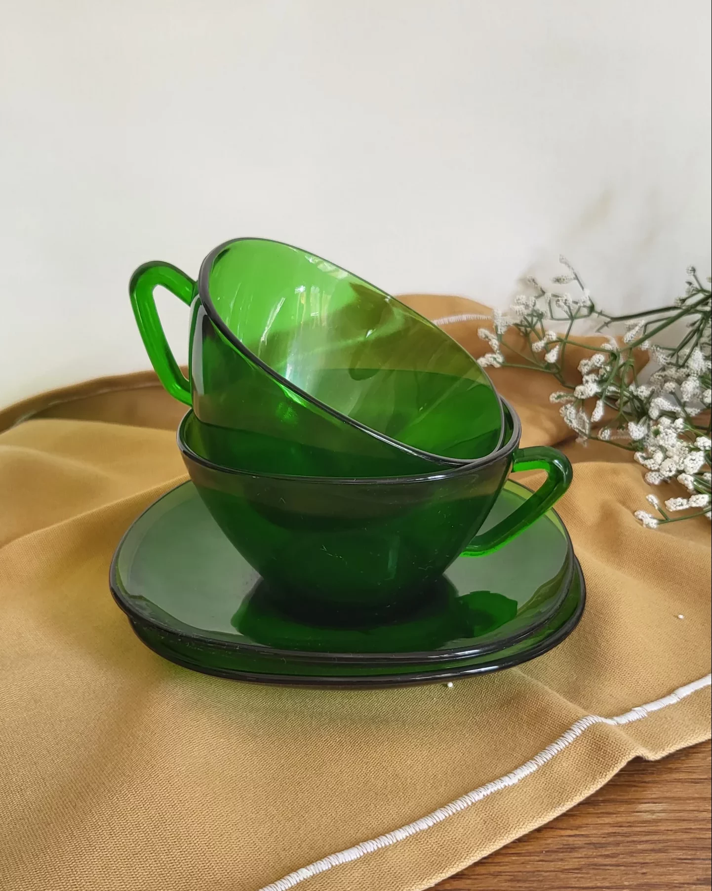 tasses à café vertes en verre