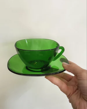 tasses à café vertes en verre