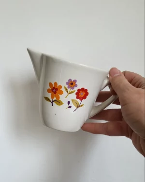pot à lait à fleurs