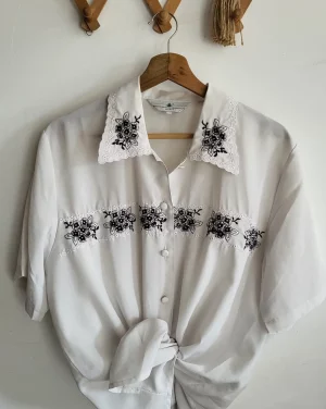 chemisette vintage avec broderie fleurs