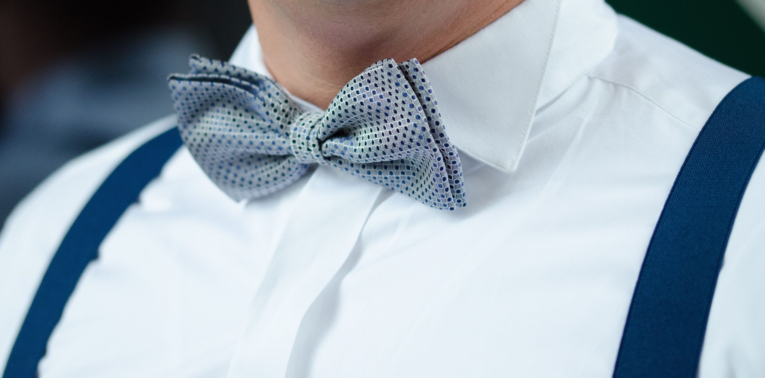 Noeud papillon et bretelles sur chemise blanche