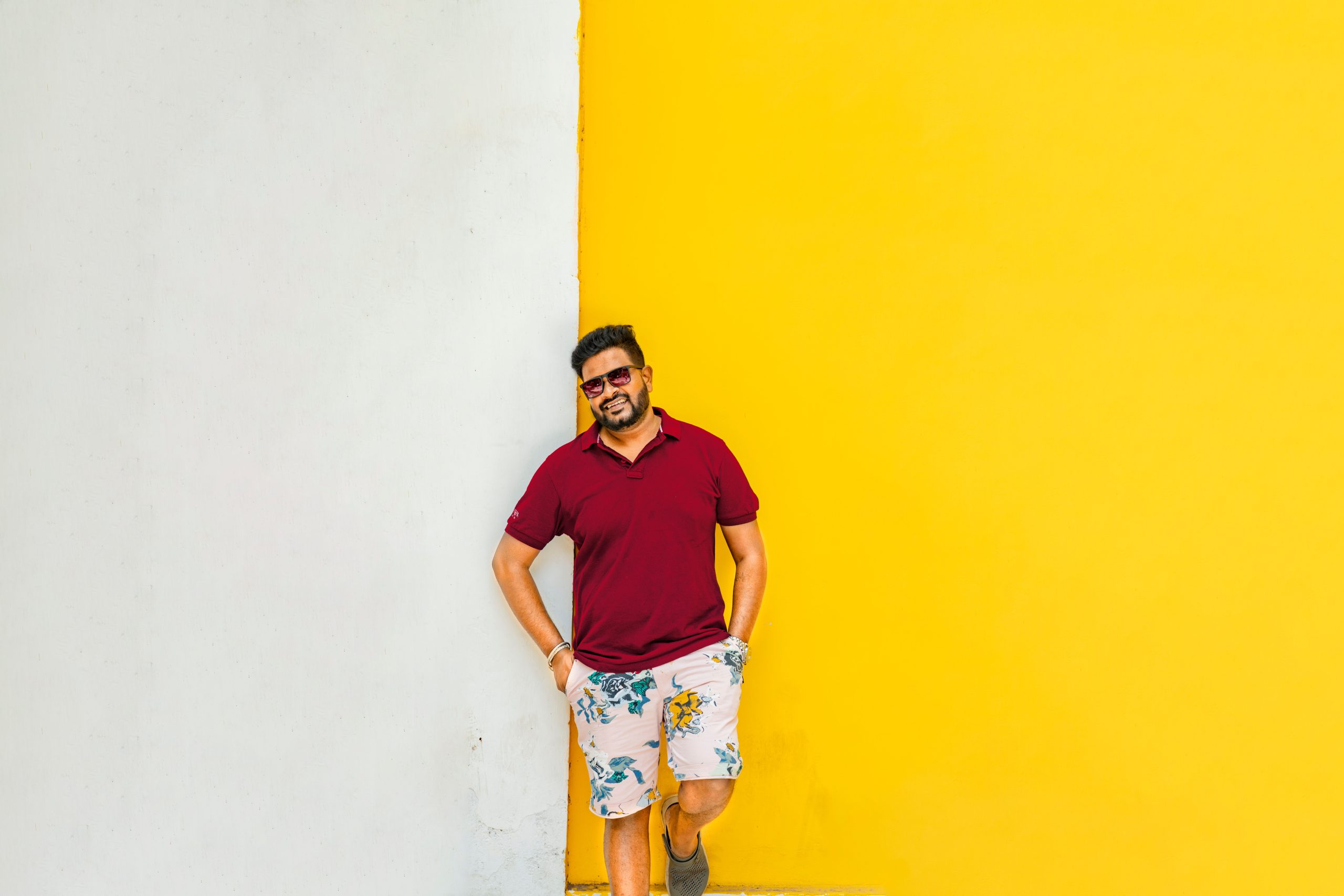 Homme en tenue d'été avec chemisette fleurie colorée