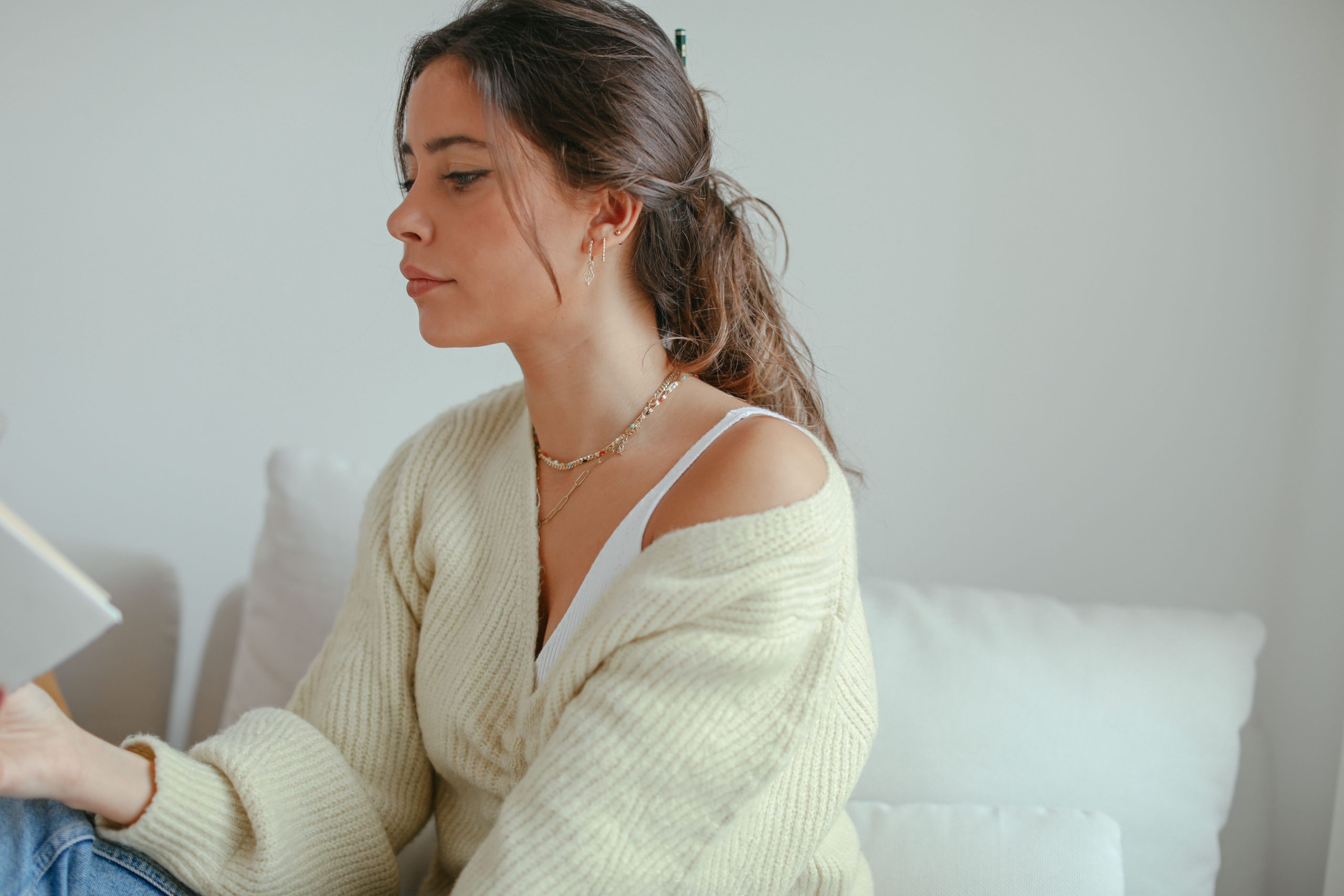 Femme cozy cardigan lisant intérieur confortable