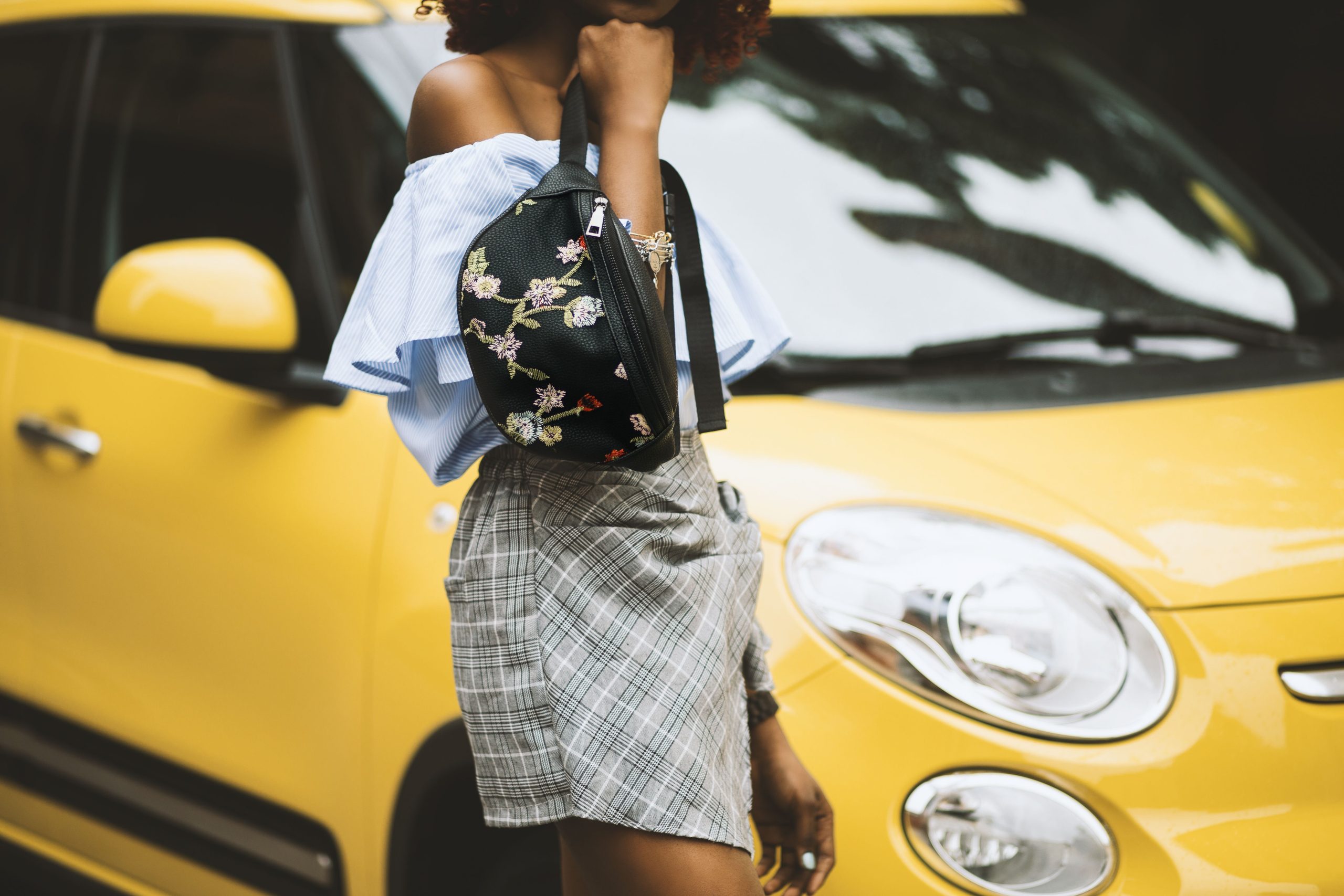 Femme stylée avec jupe moutarde et sac coordonné