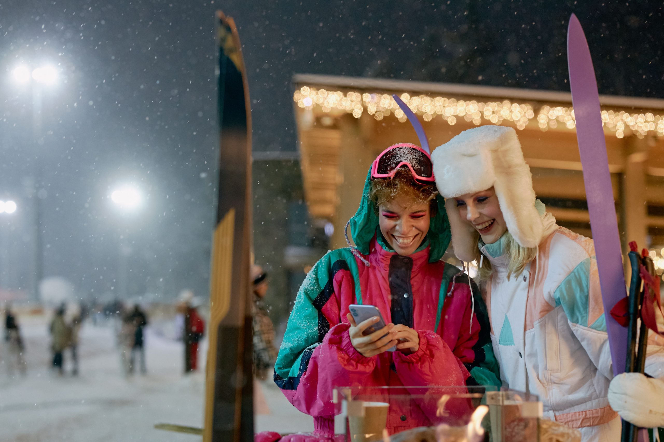 Deux femmes en veste de ski vintage partageant un moment