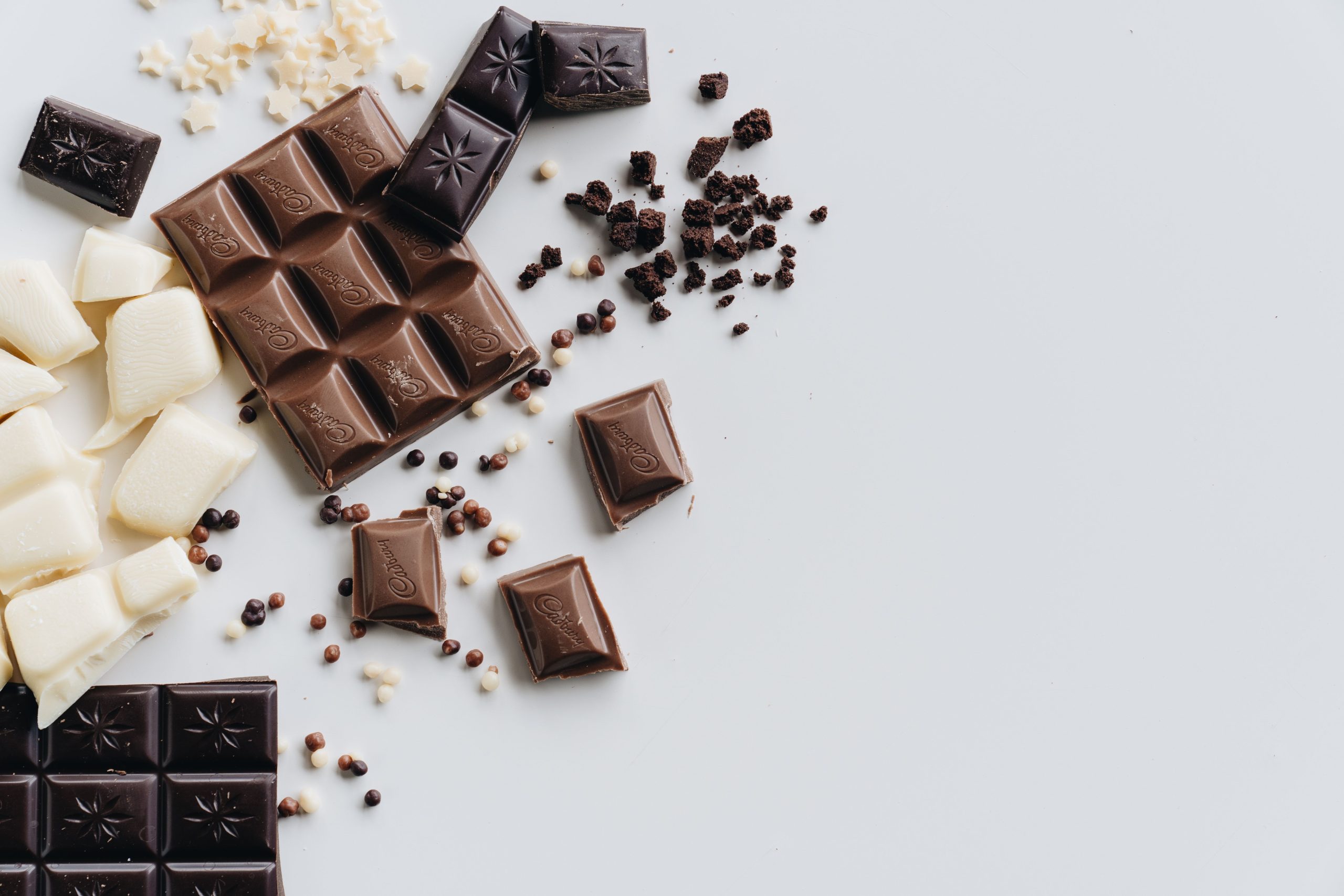 Assortiment de chocolats lait blanc et noir