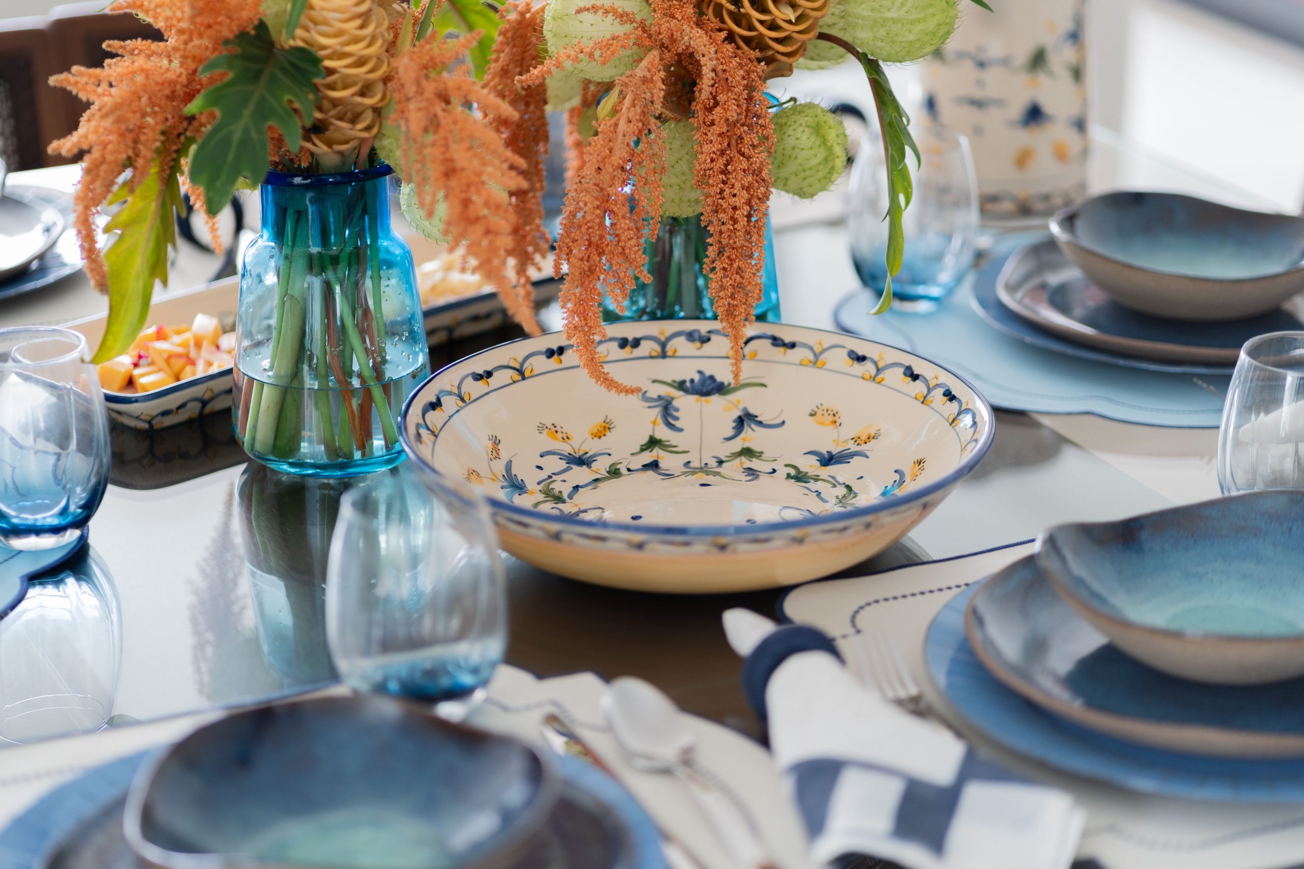 Table élégante avec compotier et décoration florale