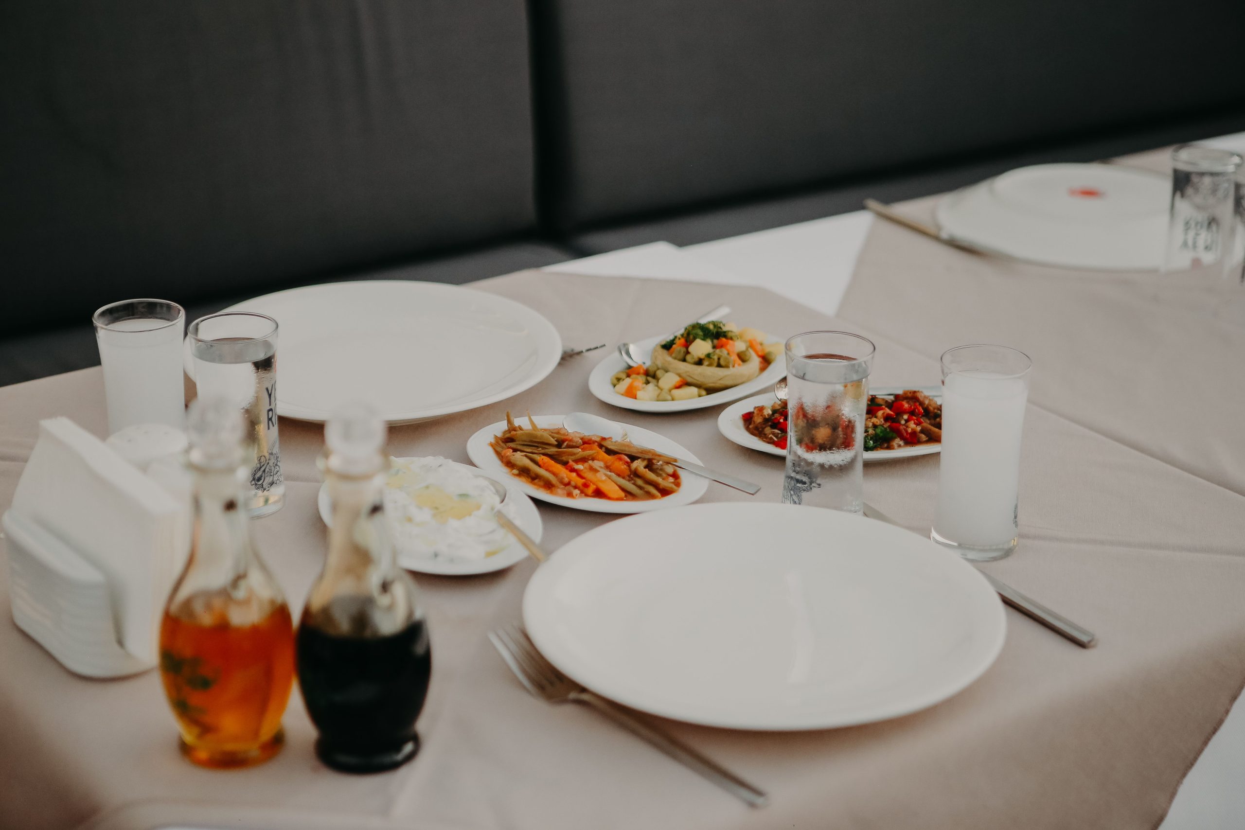 Table de restaurant servie avec vaisselle et compotier verre