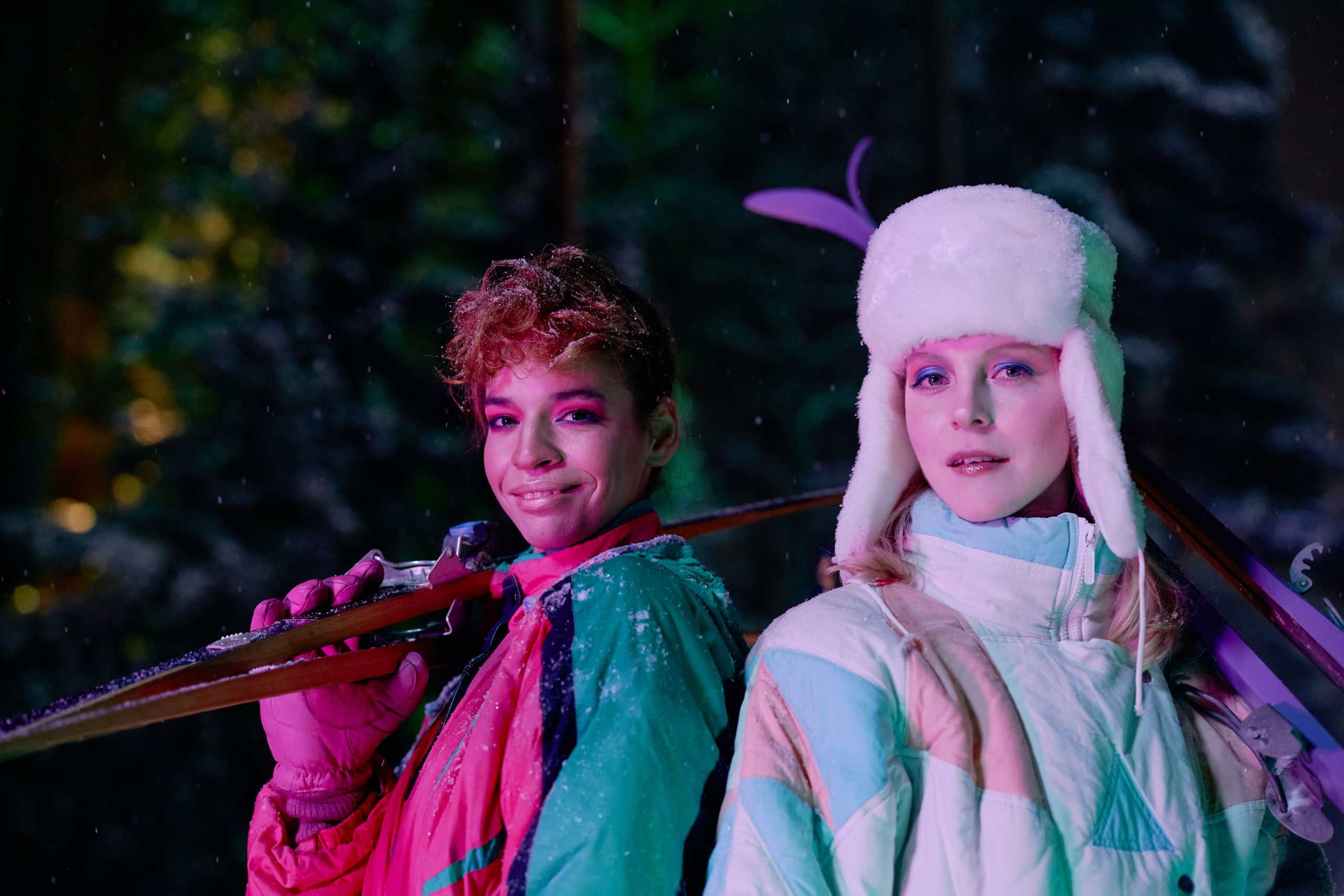 Deux femmes elegantes avec skis en tenue sportive vintage