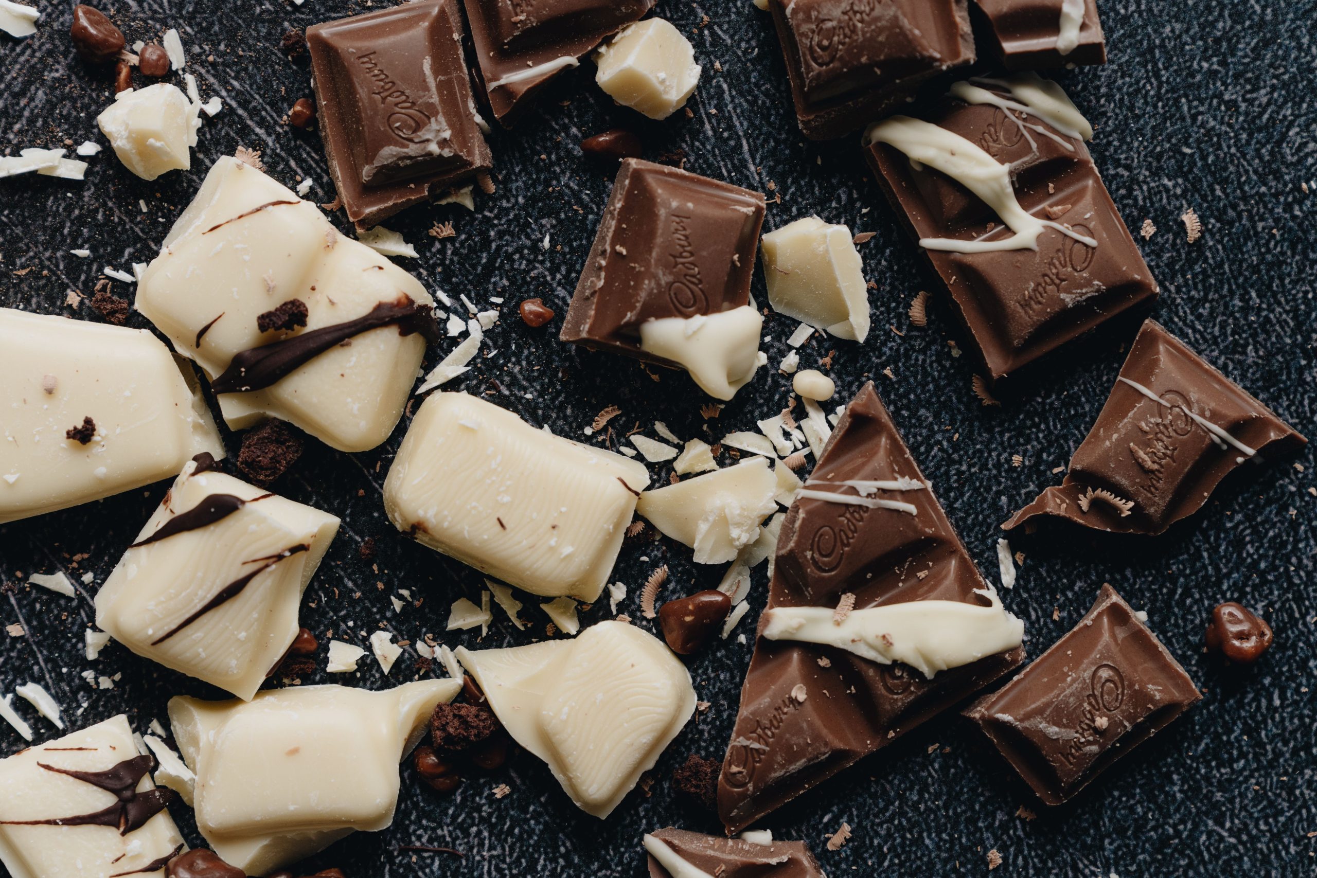 Pieces de chocolat blanc et lait avec decoration