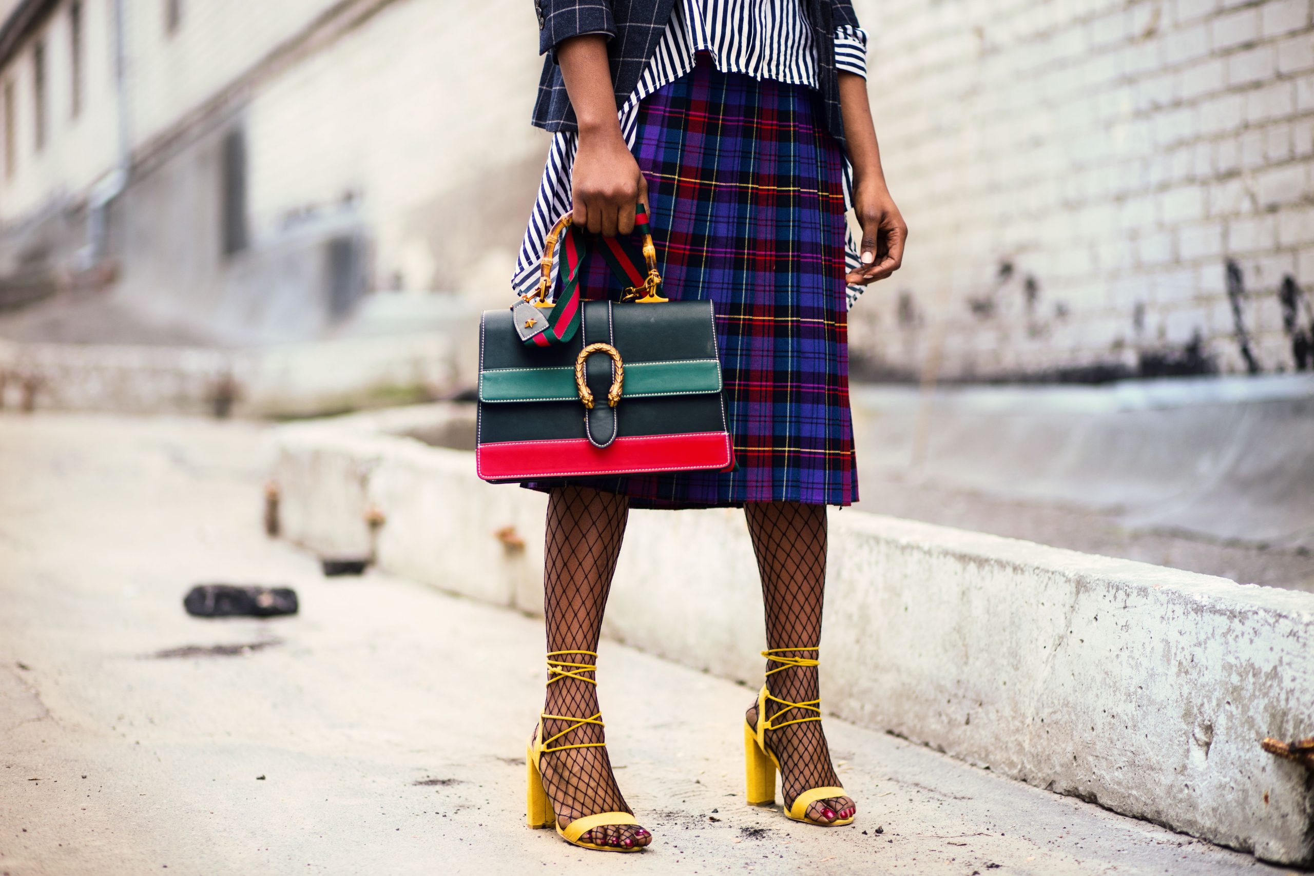 Look tendance jupe écossaise et accessoires colorés