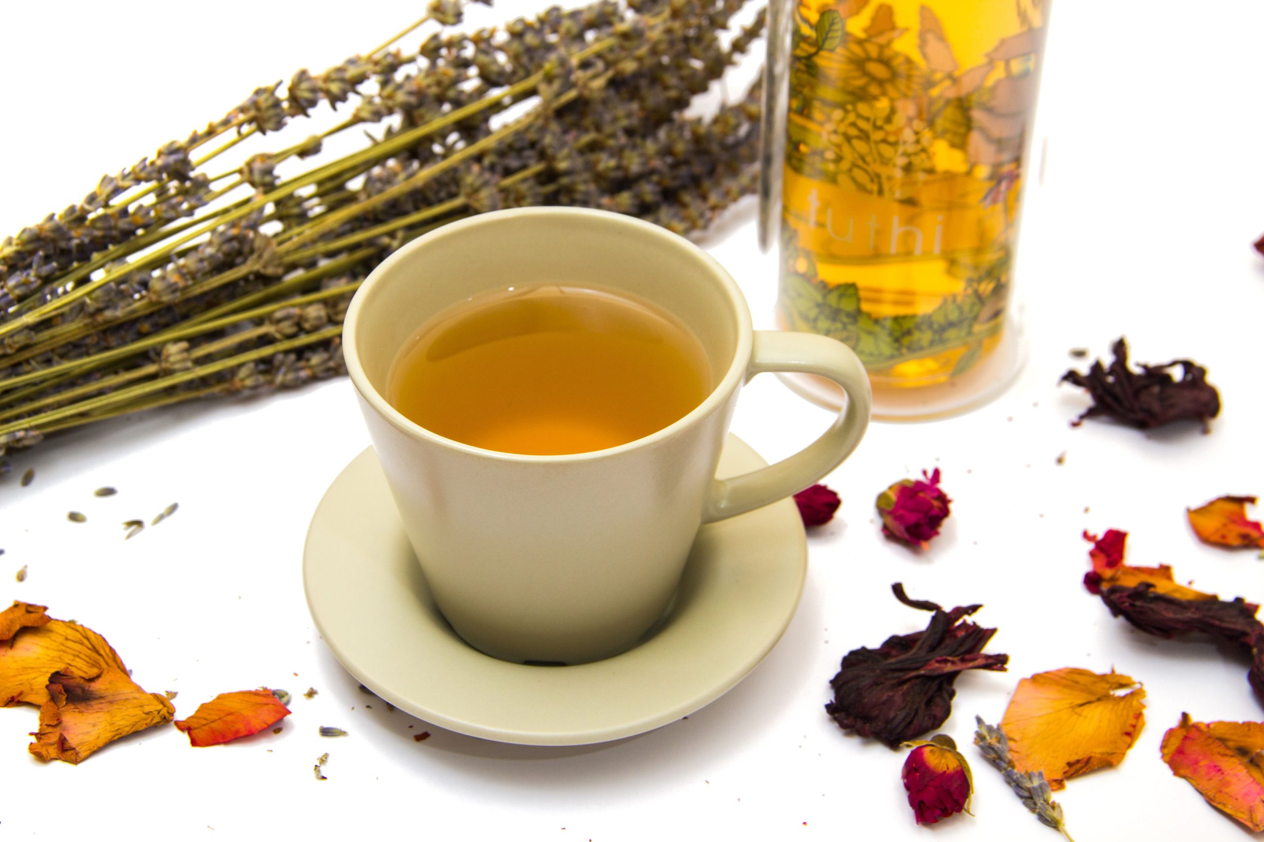 Tisane apaisante entourée de fleurs séchées colorées