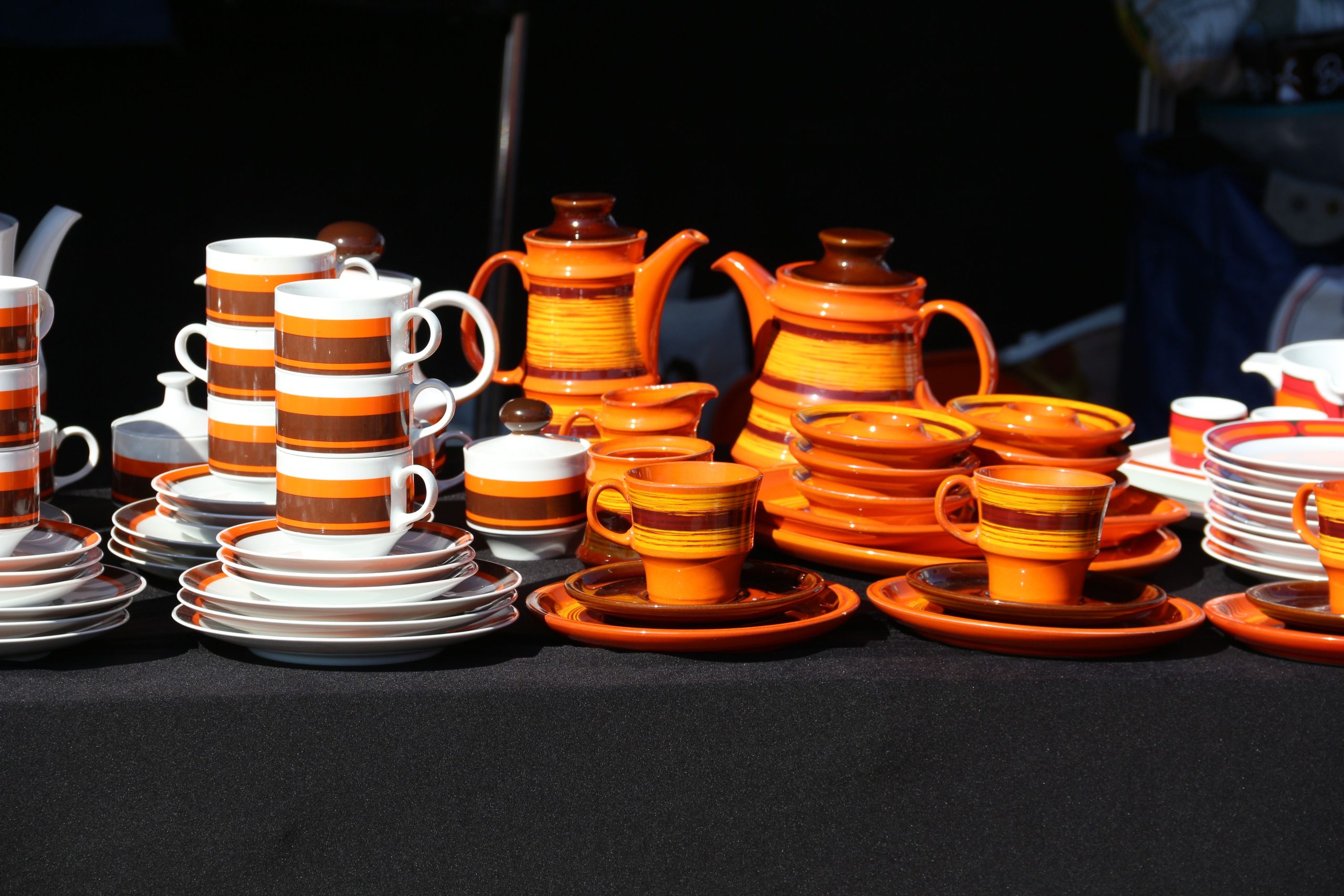 Ensemble théière et tasse vintage au marché de Lille