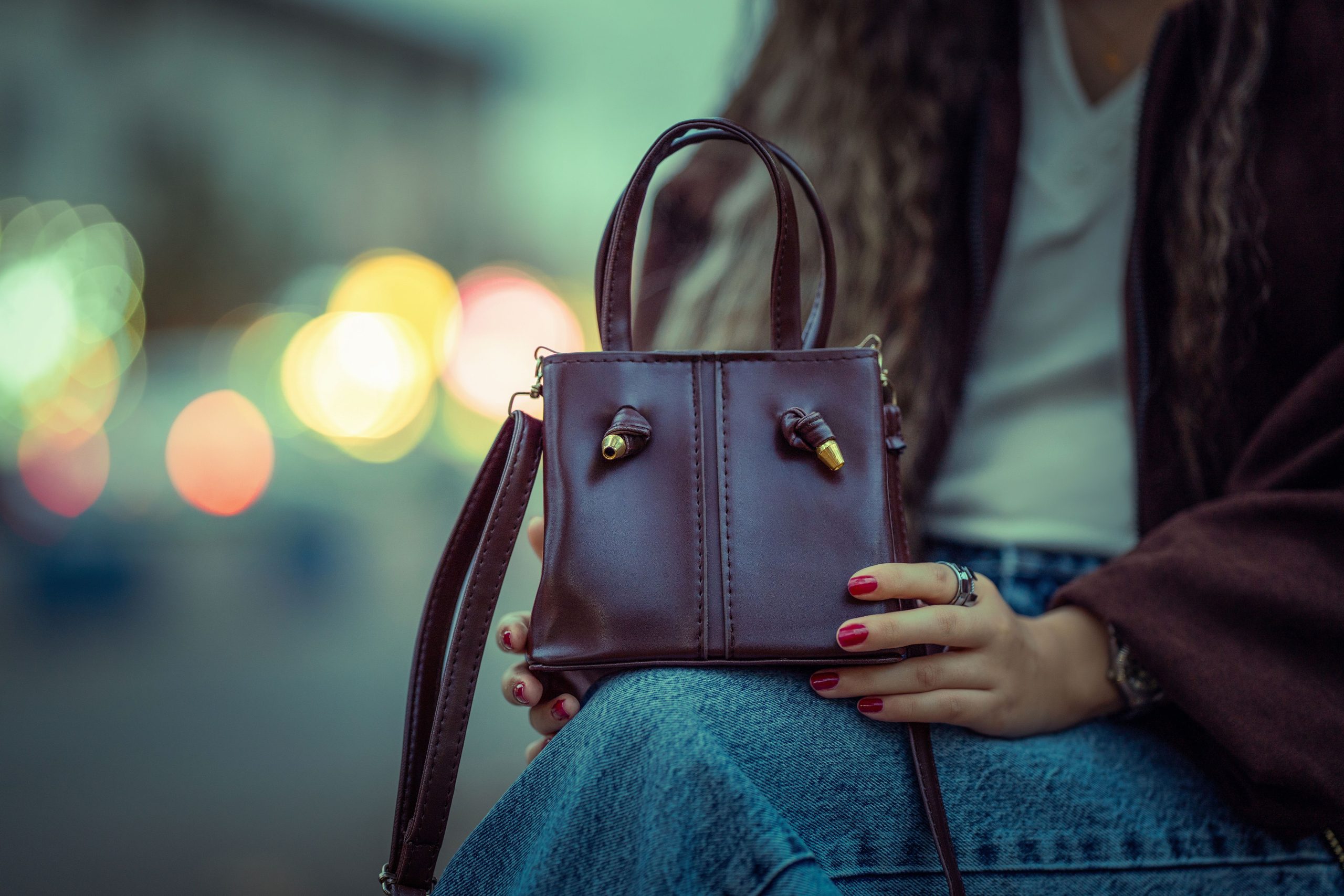 Sac à main marron tendance tenu par une femme