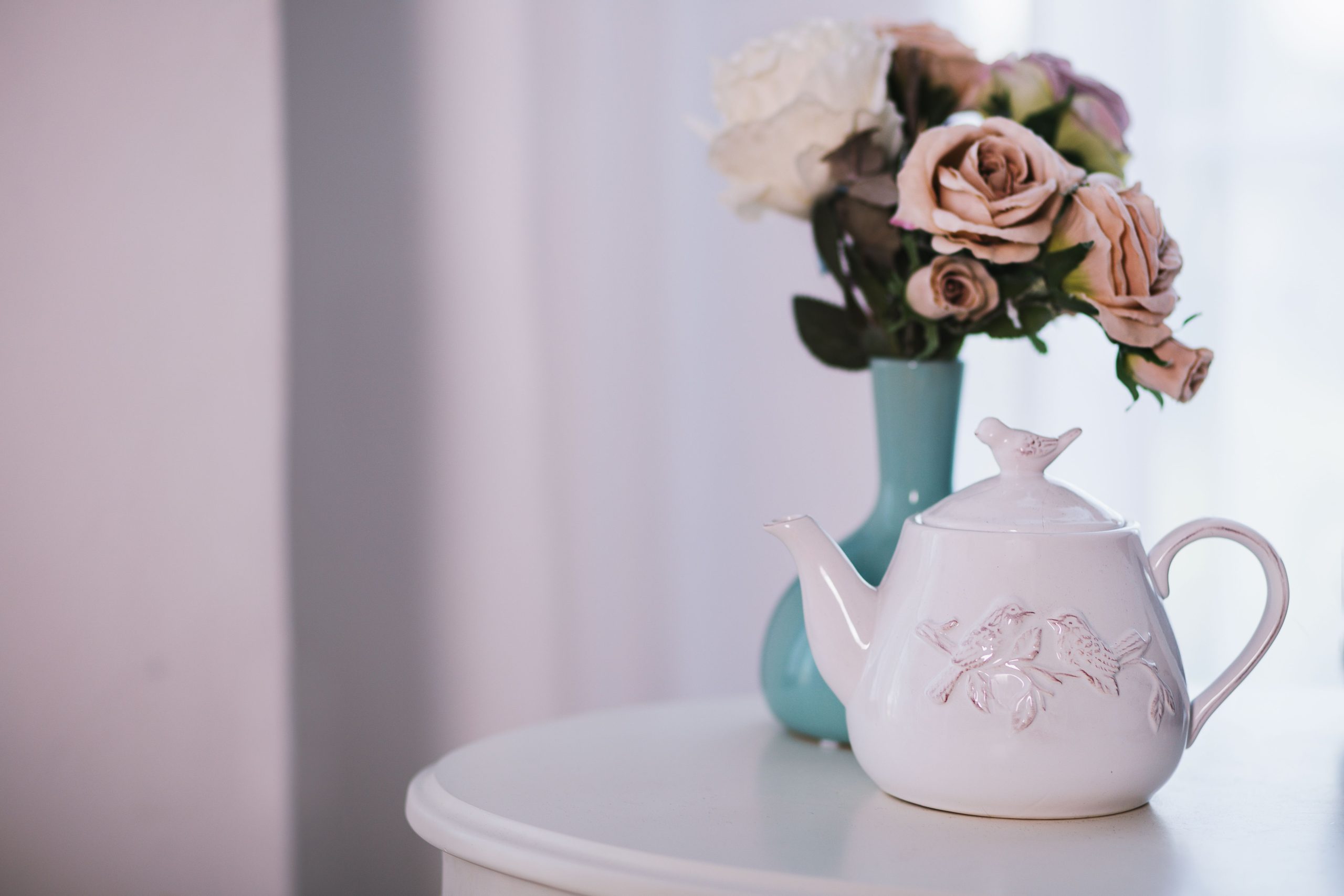 Théière blanche motifs oiseaux et bouquet pastel