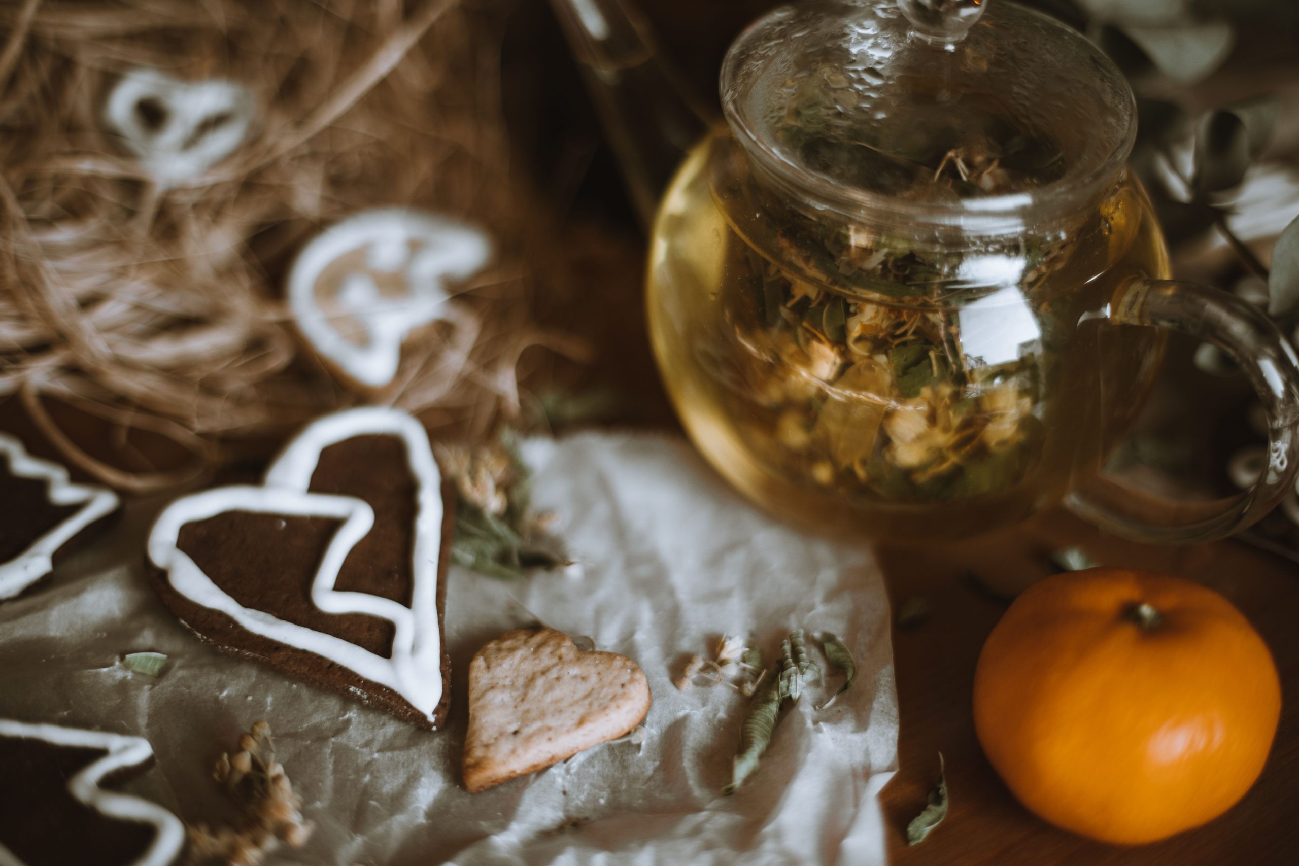 Scène chaleureuse avec thé et biscuits