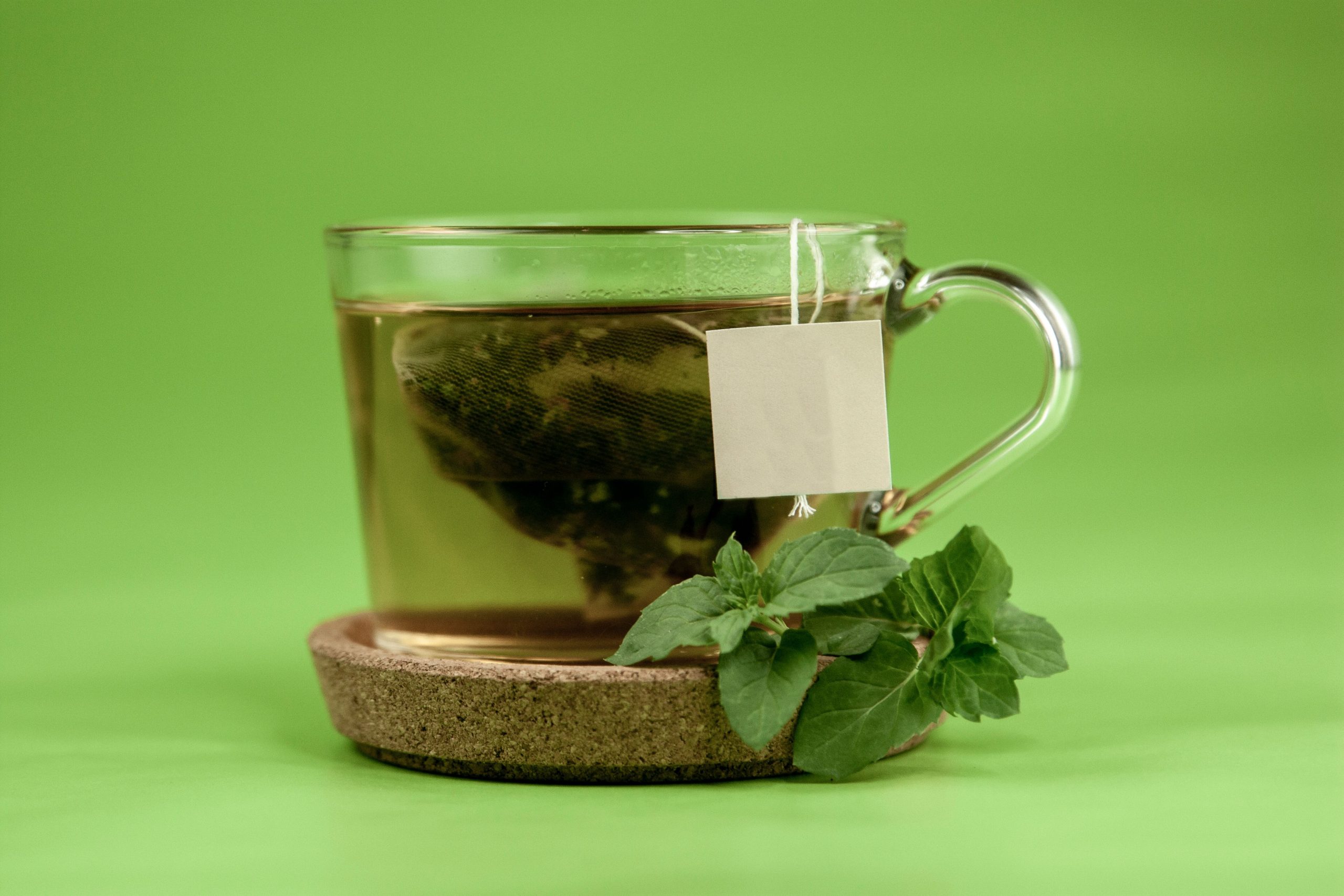 Verre de thé vert chaud avec feuilles de menthe