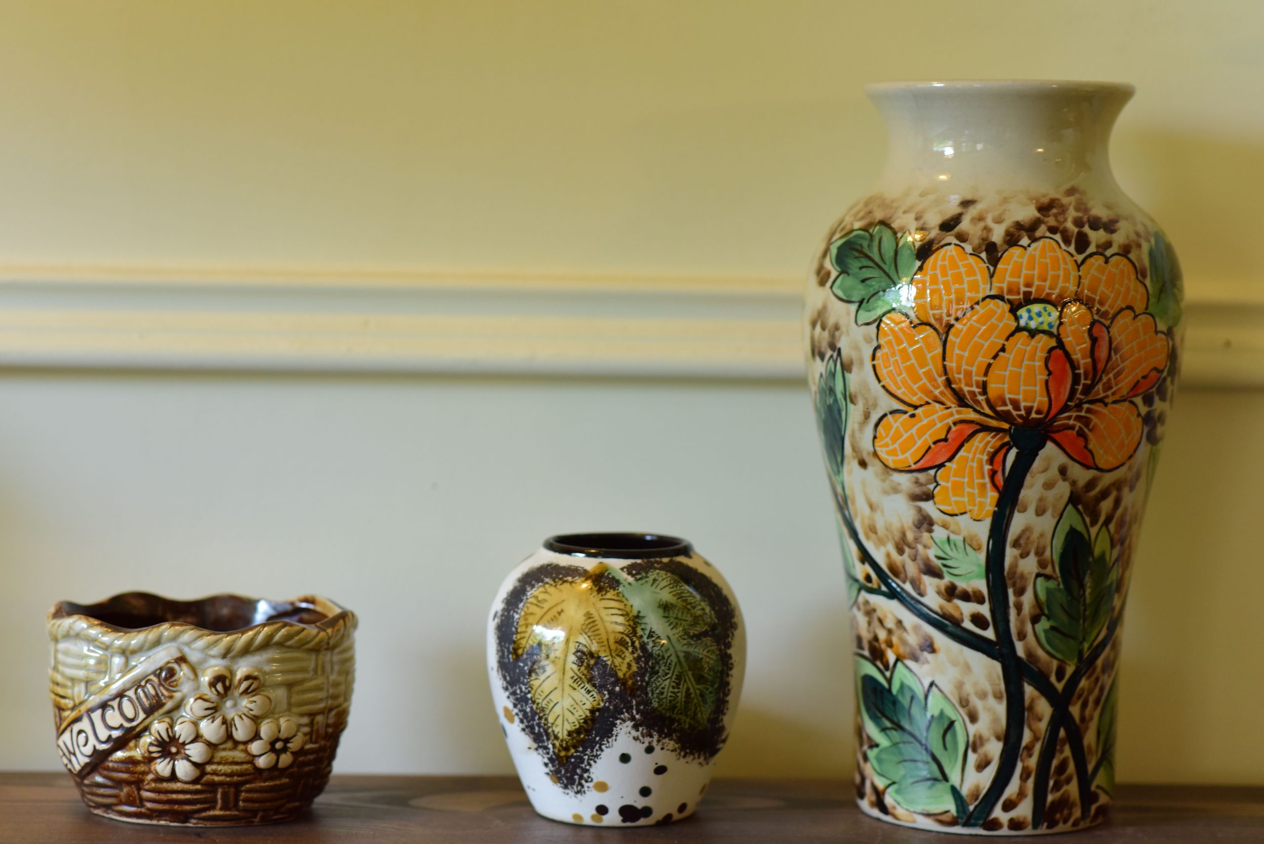 Trois vases céramique décorés motifs floraux sur étagère
