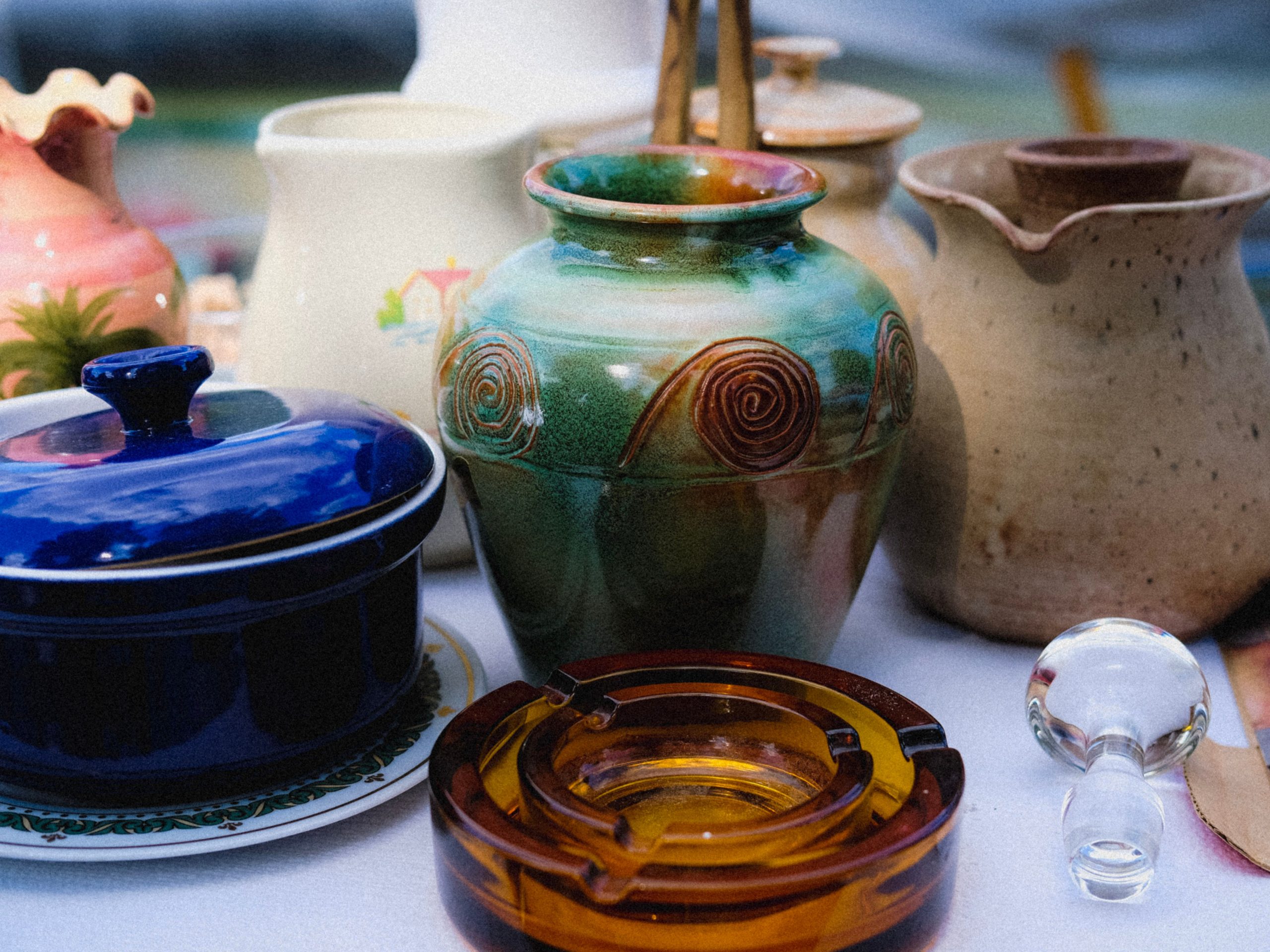 Collection vibrante de vases céramique aux designs artistiques