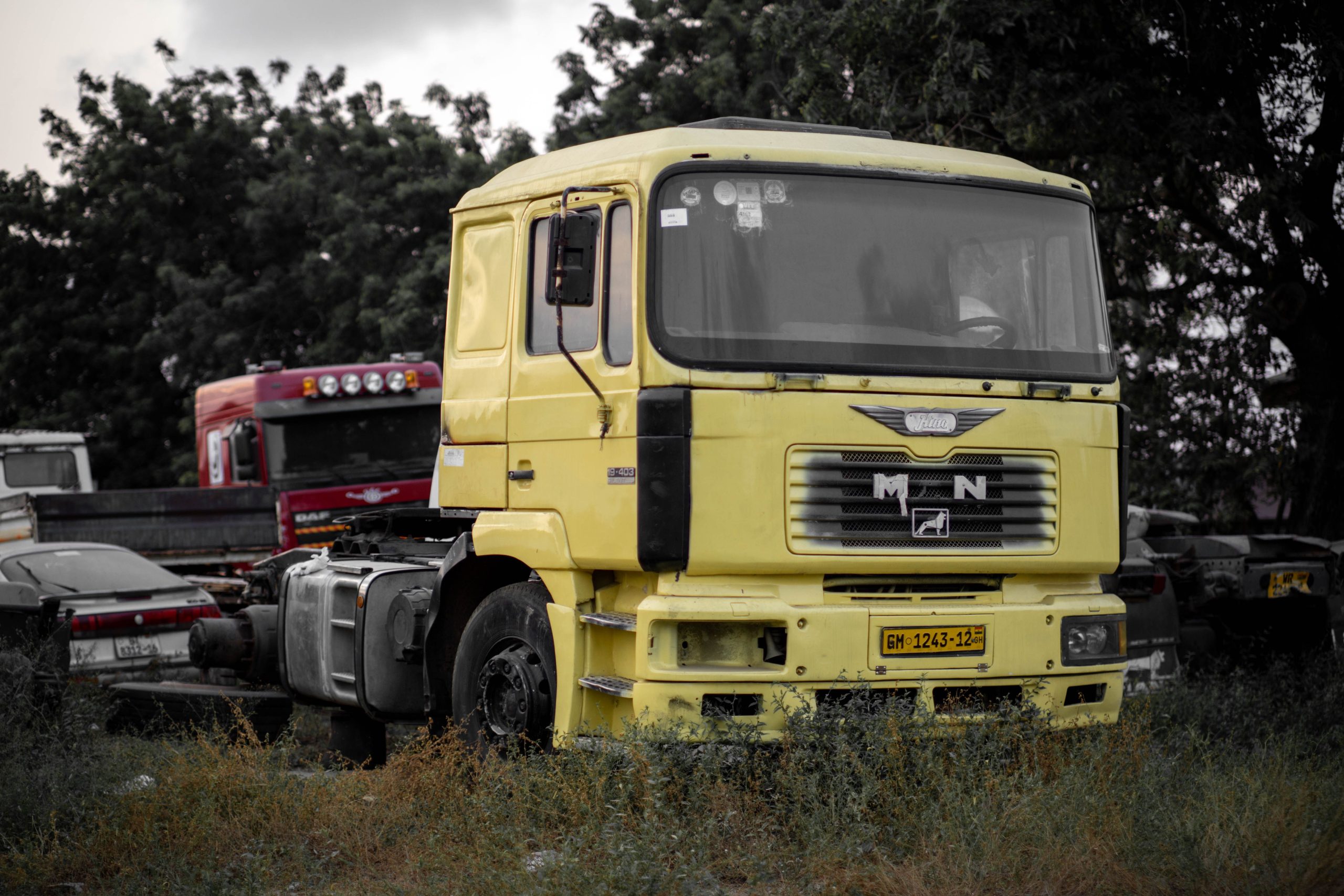 Cabine de camion jaune garée dans un lot extérieur