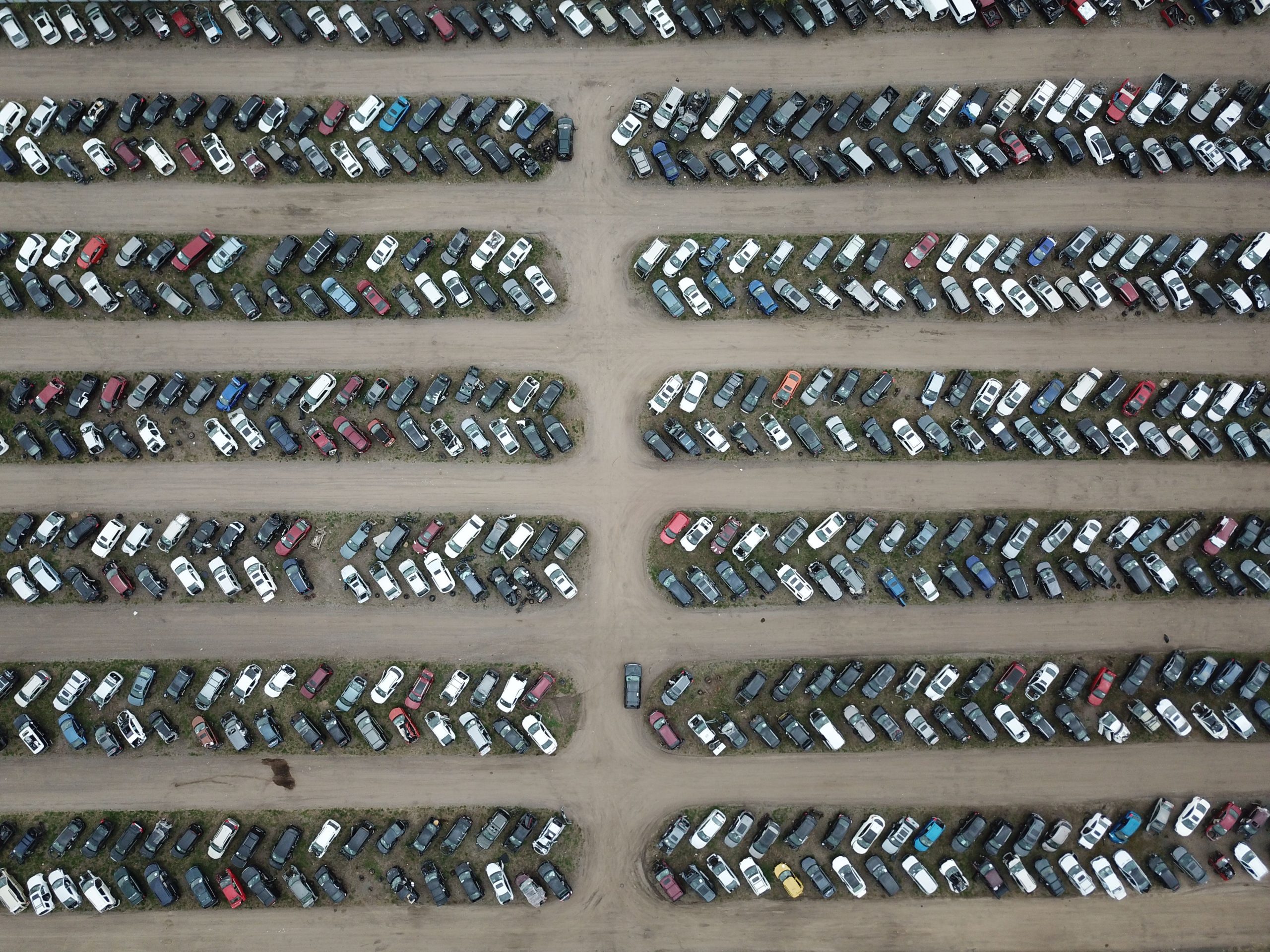 Vue aérienne d'un parc automobile organisé avec variété