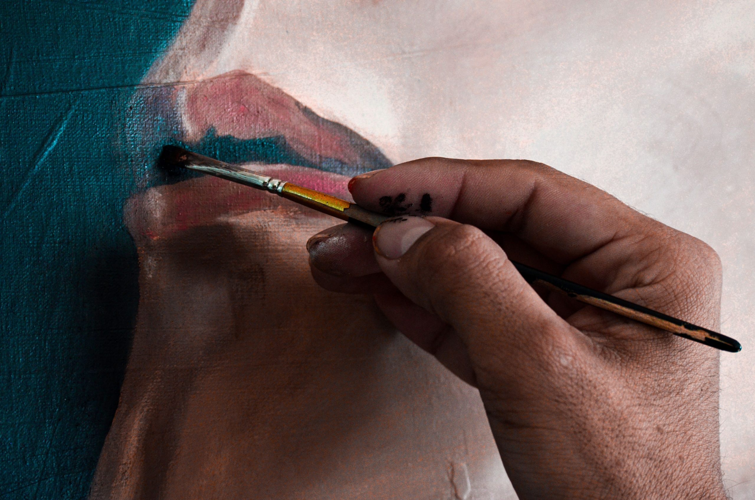 Main de peintre crée portrait détaillé sur toile