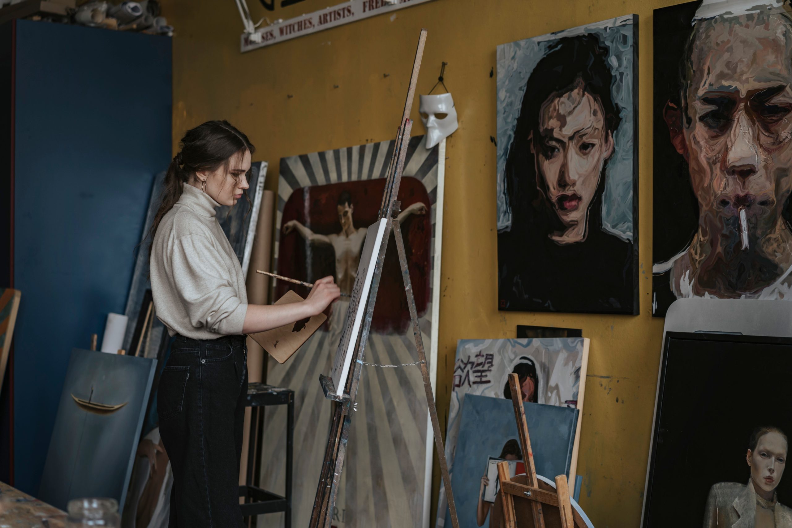 Peintre crée des portraits expressifs en atelier