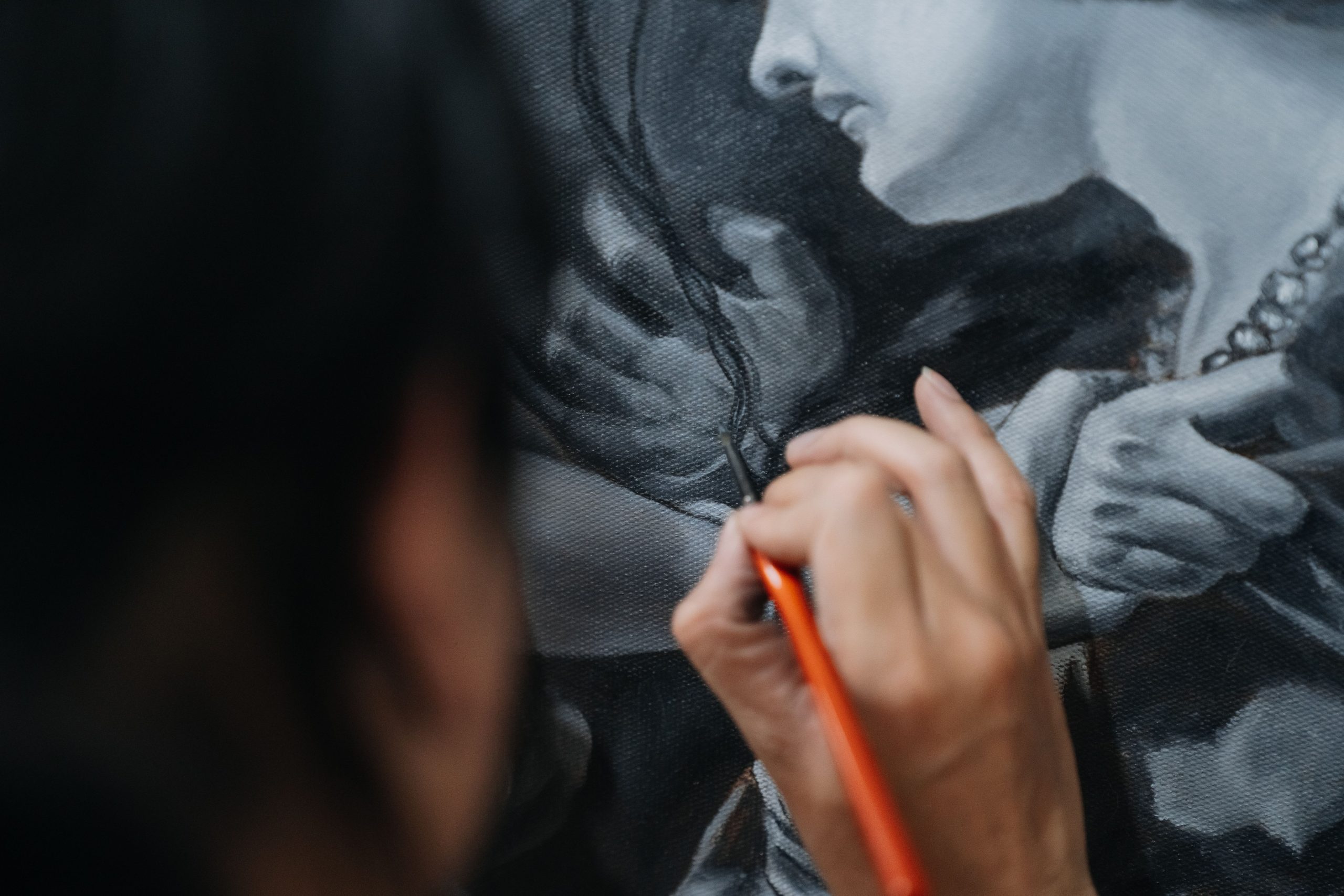 Artiste peint détail portrait avec pinceaux fins