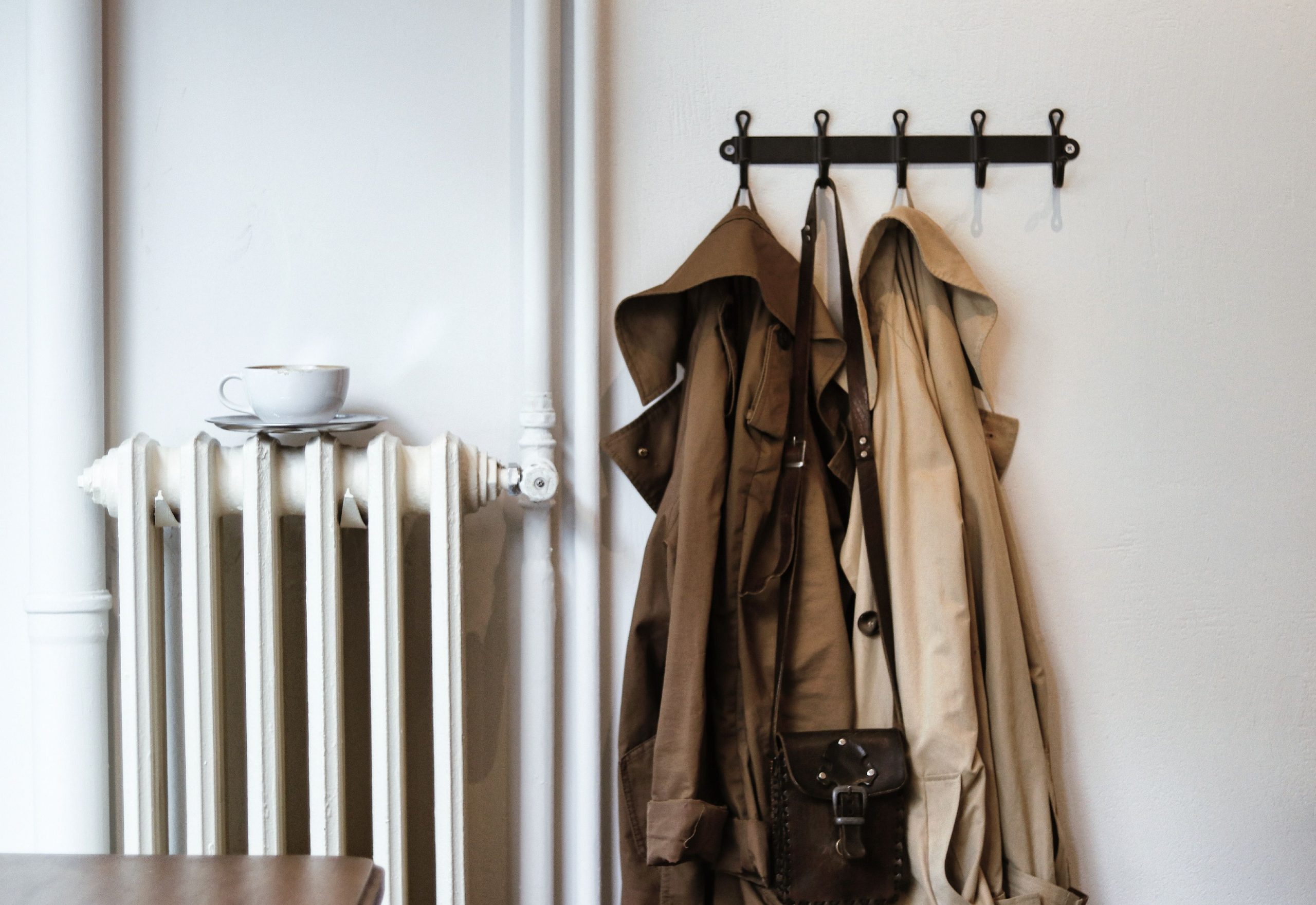 Manteaux et sac cuir accrochés au radiateur