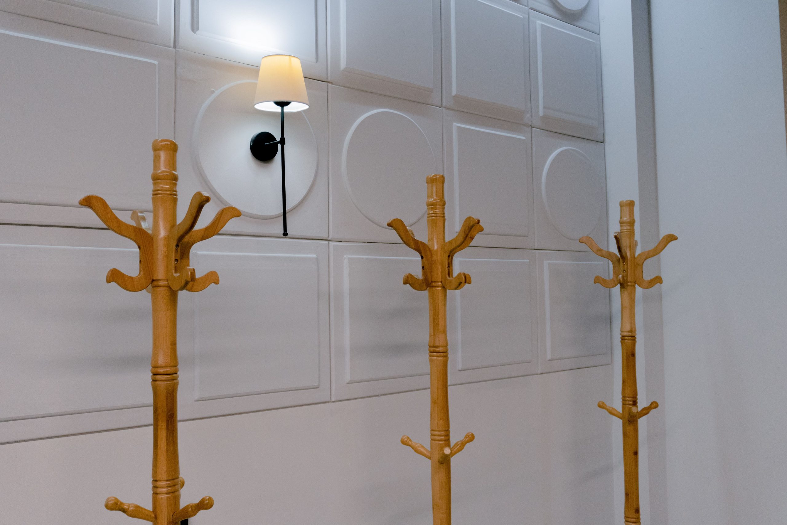 Rangée de portes manteaux bois design moderne