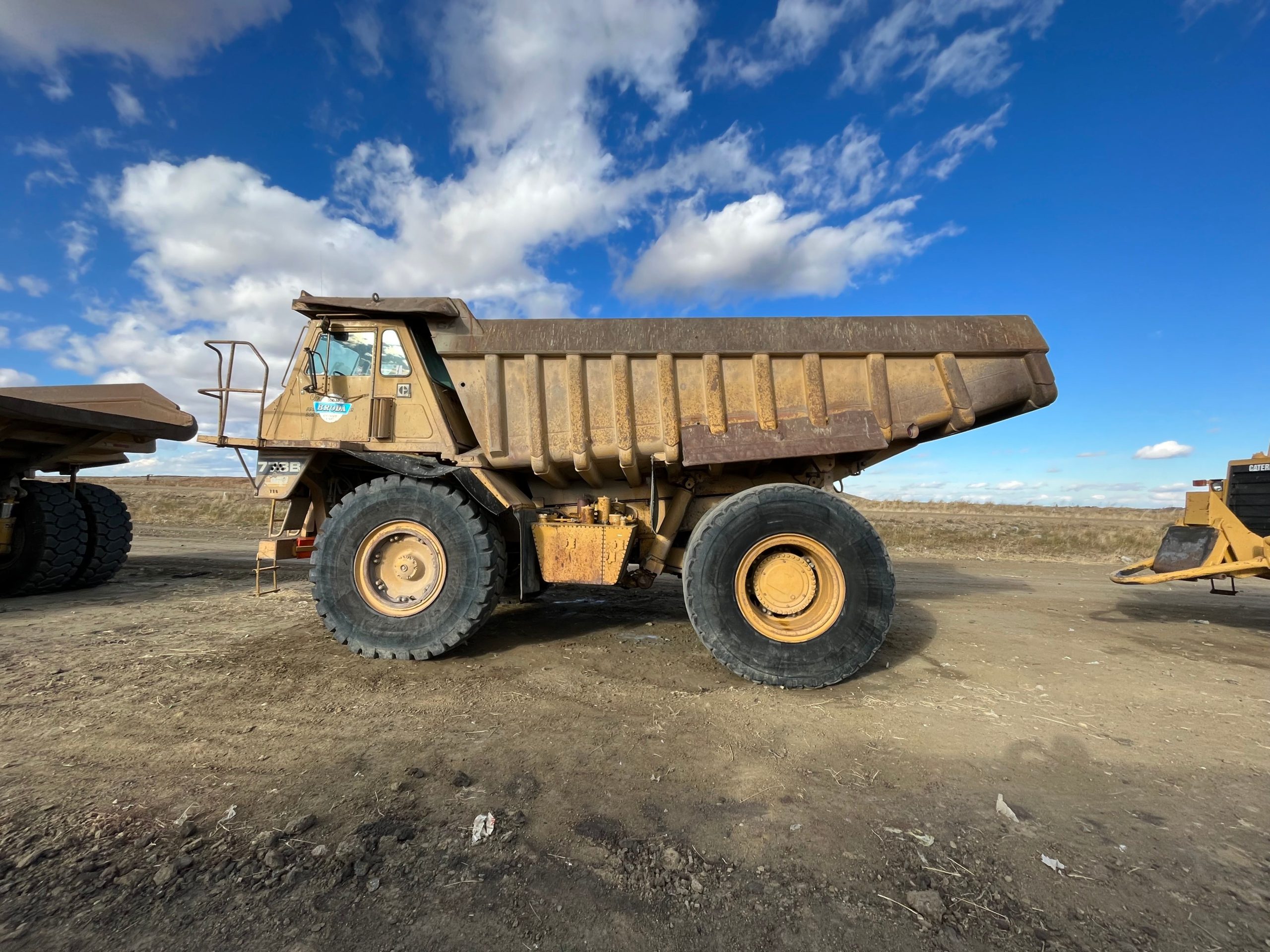 Énorme camion benne garé sur un chantier construction