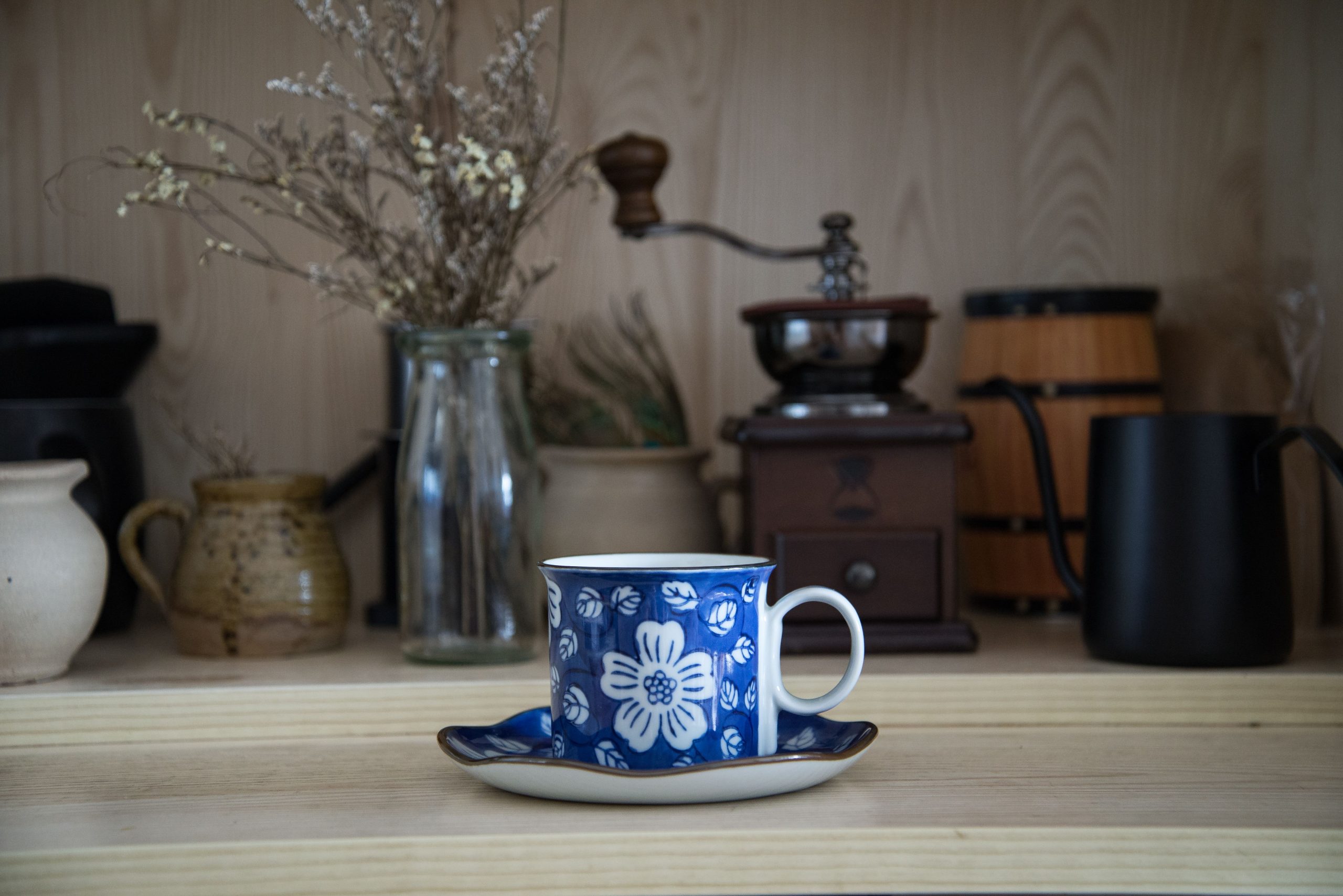 Tasse porcelaine peinte à la main motifs floraux