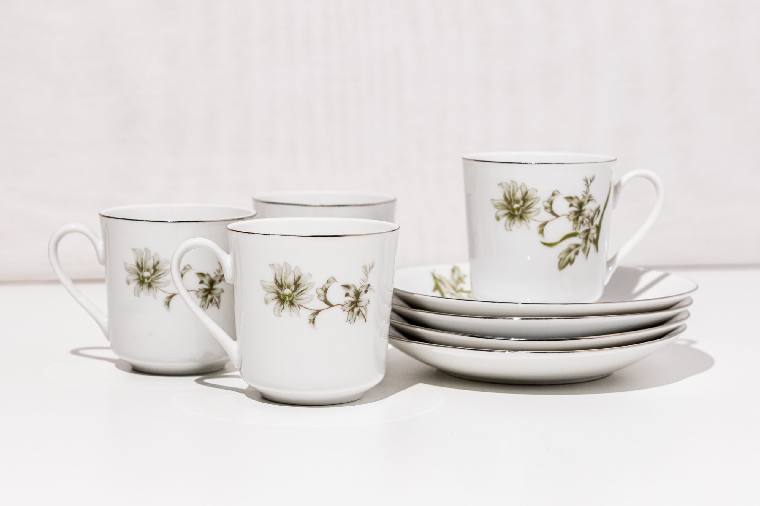 Tasses porcelaine élégantes motifs floraux alignées