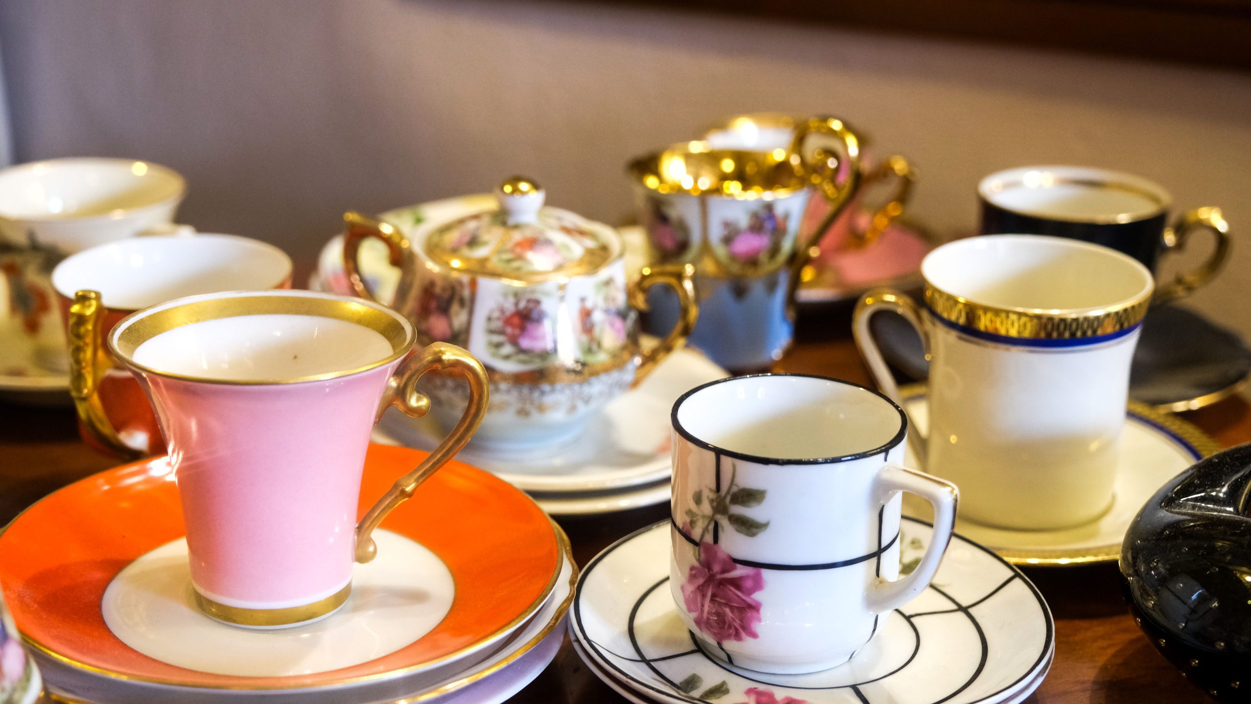 Assortiment tasses porcelaine vintage avec soucoupes
