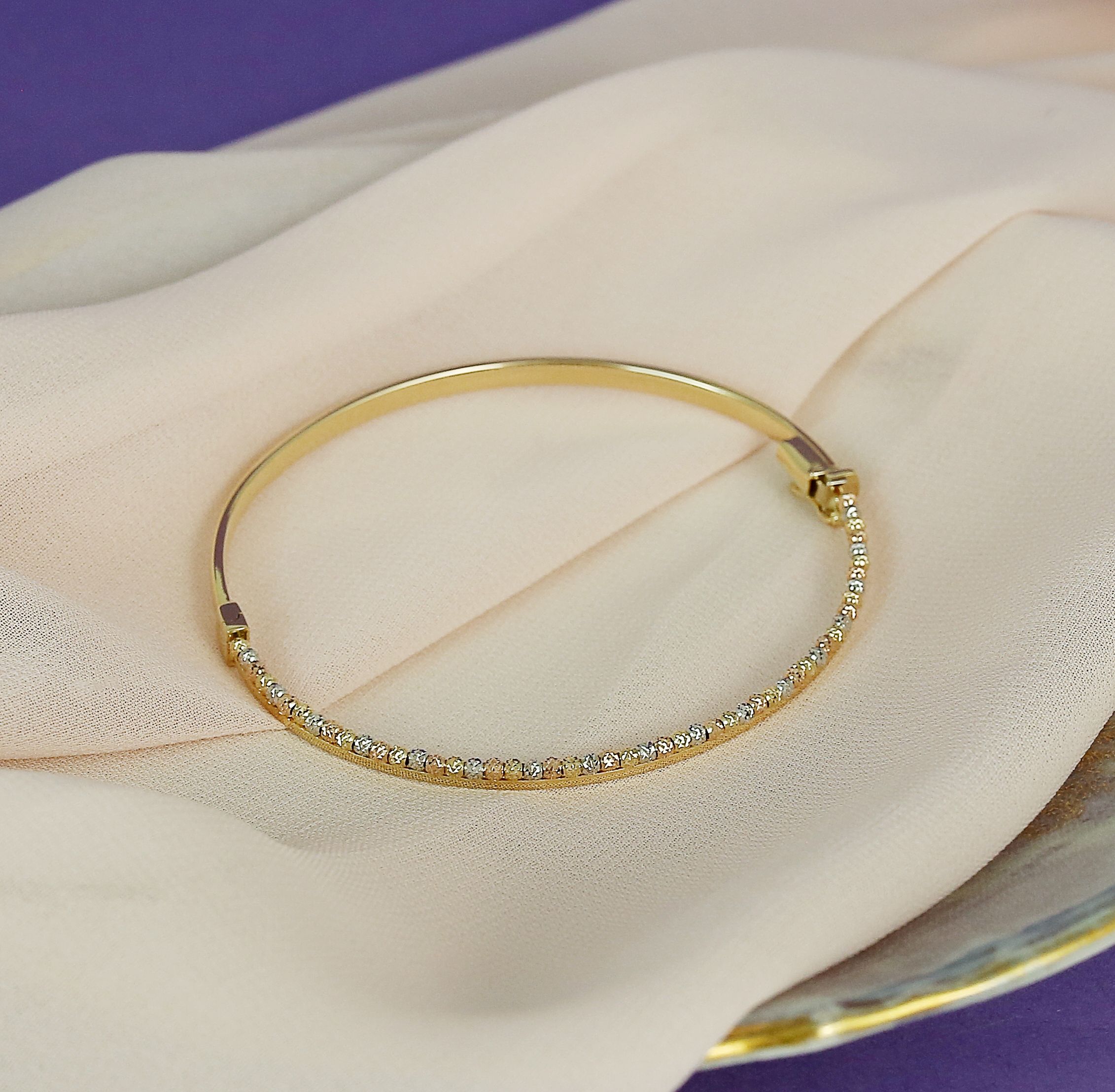 Bracelet or serti de diamants en gros plan