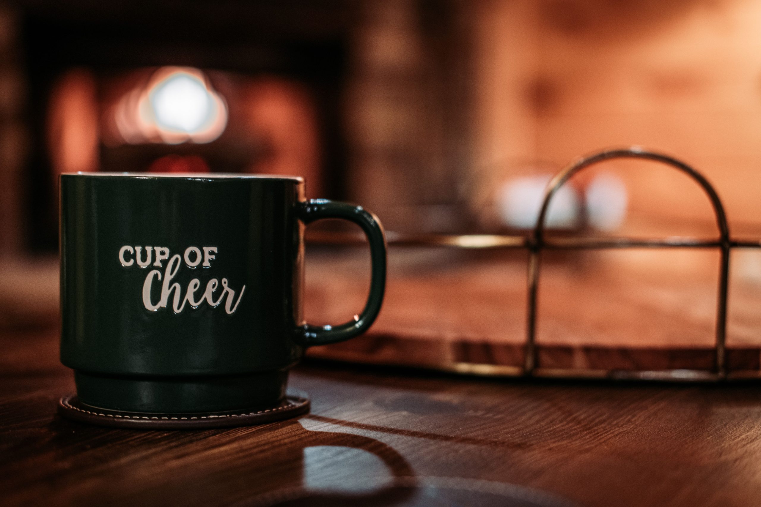 Tasse verte rustique cheminée texte réconfortant