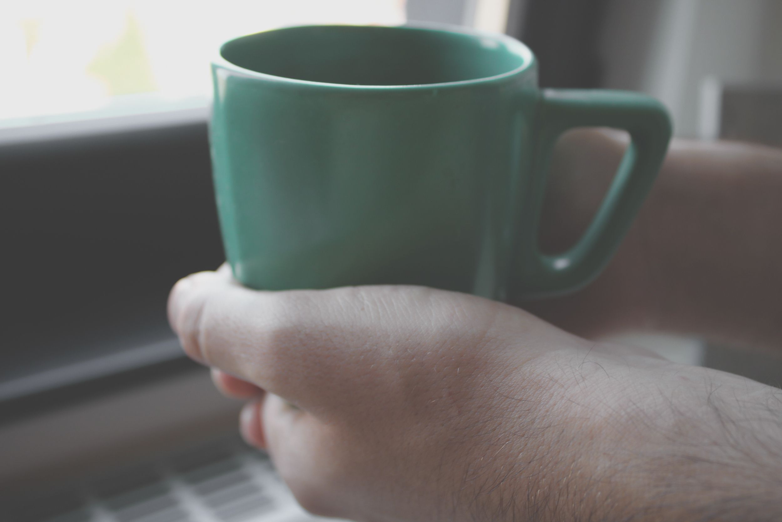 Thé relaxant dans tasse verte près fenêtre